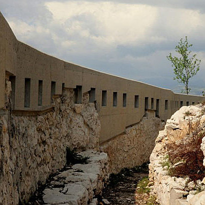 Il Trincerone del Monte Zugna, costruito dall'esercito italiano durante la Prima Guerra Mondiale Il Trincerone del Monte Zugna, costruito dall'esercito italiano durante la Prima Guerra Mondiale