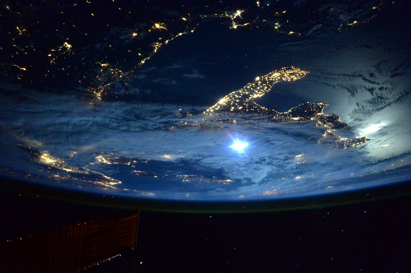 L'Italia dalla Stazione Spaziale Internazionale (foto NASA - Scott Kelly) L'Italia dalla Stazione Spaziale Internazionale (foto NASA - Scott Kelly)