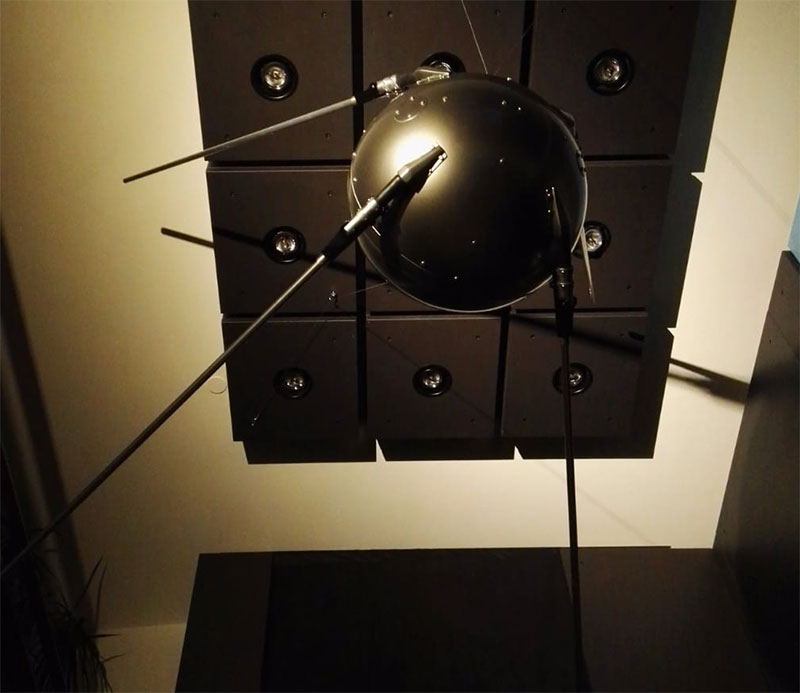 Modello di Sputnik alla mostra La Luna. E poi? Modello di Sputnik alla mostra La Luna. E poi?