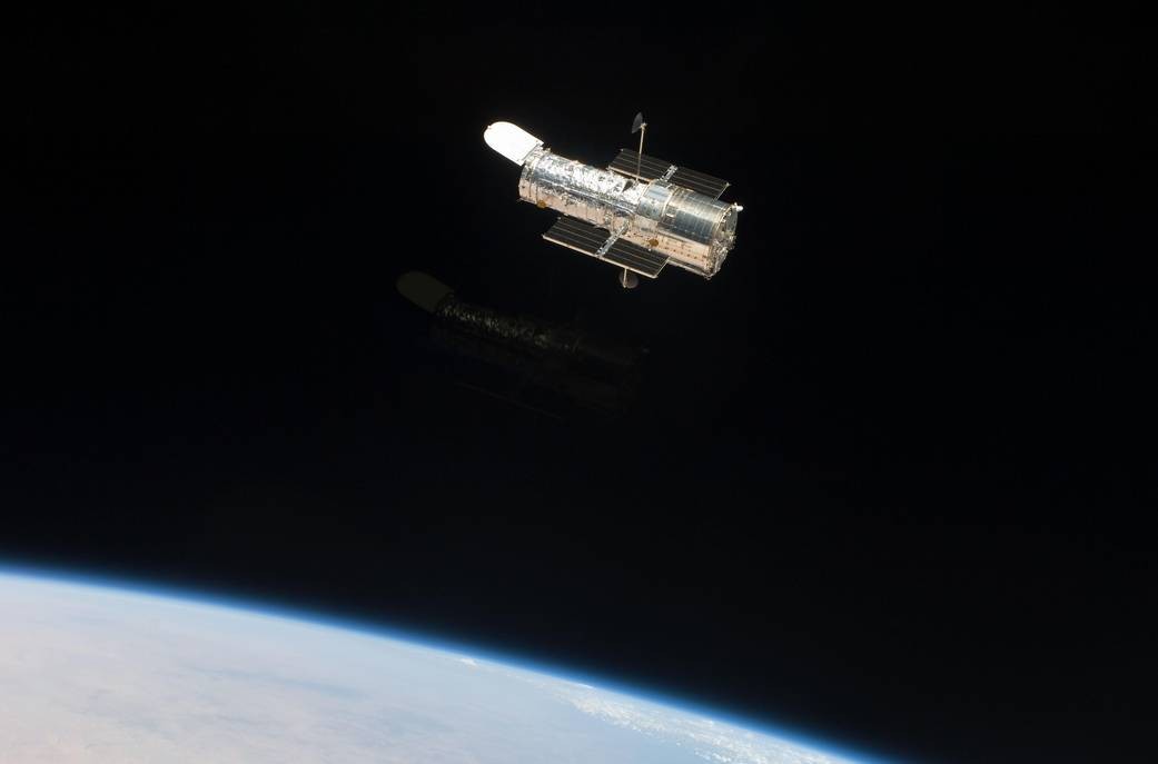 L'Hubble Telescope visto dallo Space Shuttle Atlantis - Credit: NASA L'Hubble Telescope visto dallo Space Shuttle Atlantis - Credit: NASA